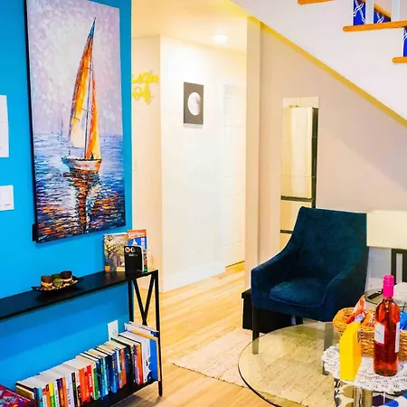 Modern & Cozy 3-Br Condo Near Downtown